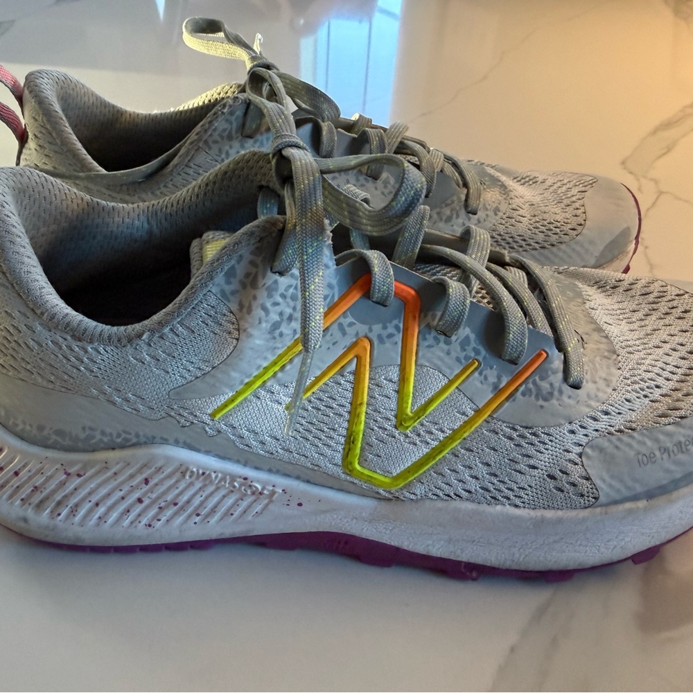 New Balance girl’s size 6 Gray and white Sneakers